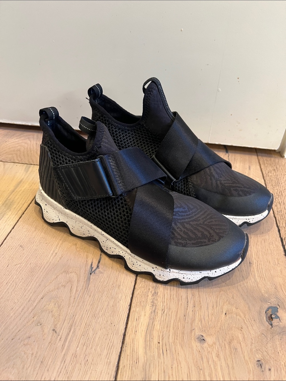 Sorel Women’s Black Slip-On Athletic Sneakers 6.5